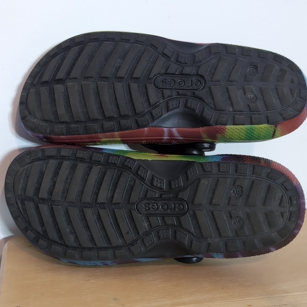 Crocs Rainbow Tie Dye Fuzzy Lined Clogs Shoes - Picture 6 of 6